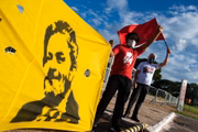 Manifestantes favoráveis ao ex-presidente em frente ao STF
