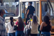 Ônibus atrasados e lotados