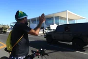 Desfile de carros militares para entregar a Bolsonaro um convite para a Operação Formosa