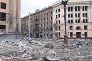 Prédio do governo em Kharkiv é alvo de míssil