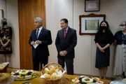 Hamilton Mourão celebra o aniversário com pessoal do gabinete