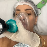 Maya Massafera recebe oxigênio ainda no hospital