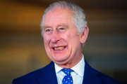 Bilionário: fortuna de rei Charles é quase o dobro que de Elizabeth