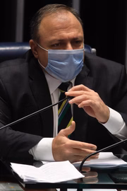 Ministro afirmou que a Pfizer impôs exigências duras para a compra da vacina contra a Covid-19