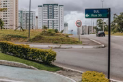De acordo com a Polícia Civil, a mulher saiu da praça de skate, na Rua 37 Sul, e seguia para casa, por volta das 22h, quando foi abordada pelos criminosos