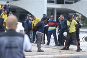 Manifestantes bolsonaristas presos no Palácio do Planalto 