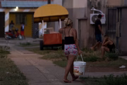 Moradora carrega balde d'água