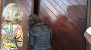 Mulher abre a casa para os fiscais