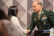 A senadora Eliziane Gama cumprimenta o general Gustavo Henrique Dutra de Menezes