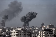 Fumaça sobe após ataques aéreos de Israel no bairro de Tel el-Hawa, no 24º dia de conflito na Faixa de Gaza