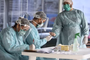 Profissionais de saúde trabalham para controlar a pandemia no Brasil e no mundo