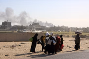 Famílias palestinas fogem pela estrada costeira que leva a Rafah, saindo da periferia sul de Khan Yunis, no sul da Faixa de Gaza, em meio a batalhas contínuas entre Israel e o Hamas
