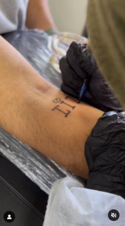 Menina de 8 anos fez a primeira tatuagem do pai. Veja o resultado