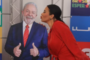Ex-bbb Ariadna Arantes posa com cartaz de papelão de Lula