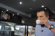 Ele tomou café em uma padaria. Na entrada, ouviu críticas