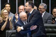 Presidente Lula conversa com Rodrigo Pacheco durante sessão no Congresso Nacional