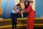 Jornalista do SBT prende salto em cenário de jornal e leva susto