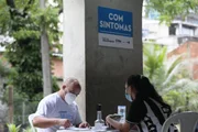 A procura pelos exames de Covid na capital fluminense está alta após o surto de casos