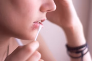 Para pessoas que nunca tiveram catapora ou que não foram vacinadas, a herpes-zóster é contagiosa. Portanto, crianças ou outras pessoas nunca infectadas pelo vírus devem permanecer distantes de pacientes com a doença e não ter contato com objetos pessoais do doente