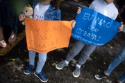 Crianças seguram placas contra vacinas