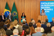 A ministra Nísia Trindade em evento de acordo para produção de vacina contra a dengue 100% brasileira