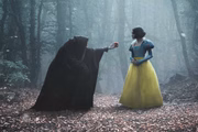 Rainha Má (Gal Gadot) e Branca de Neve (Rachel Zegler)