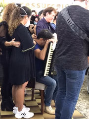 Zezé no enterro do pai. Emocionado, ele precisou ser amparado por familiares