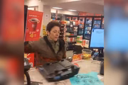 Mulher foi filmada por funcionárias do Oxxo quando começou a quebrar coisas e xingar as vítimas