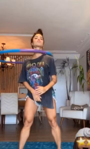 Recentemente, Aline Riscado mostrou o gingado com um bambolê gigante