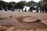 Em 2006, imagens inteiras chegaram a ser arrancadas dos pedestais. Quatro anos depois, foram recuperadas e o GDF prometeu reforçar a segurança e manutenção do local