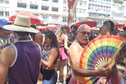 Leques dão o tom entre foliões no bloco Domingo Ela Não Vai, no centro de SP