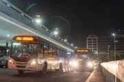 Atualmente, os coletivos podem desembarcar o passageiro fora da parada, a pedido do próprio usuário, apenas após as 23h