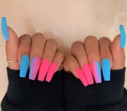 As cores vivas e vibrantes garantem uma <i>vibe</i> despojada na unhas 