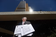 Centrais sindicais levaram faixas e fotos com dizeres contra o ministro da Economia, Paulo Guedes