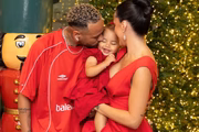 Bruna Biancardi posa ao lado de Neymar e Mavie durante o chá revelação da nova filha