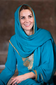 No último dia da turnê no Paquistão, Kate usava um shalwar kameez desenhado por Maheen Khan. O visual referenciou uma foto icônica da princesa Diana no país