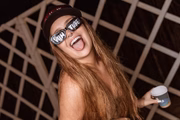 Ela está aproveitando o trabalho para beijar e se divertir muito