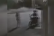 Victória Lorrany conversando com suspeito em moto