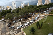 Procura pela vacina na capital é grande, seja em modelo drive-thru ou para pedestres
