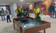 Extremistas quebram móveis do interior do Palácio