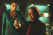 <b>A Senha: Swordfish (2001)</b>. John Travolta encarna o líder de uma organização antiterrorista que pretende se vingar do governo após a operação ser engavetada. Para tal, contrata um hacker condenado (Hugh Jackman). <b><a href="https://www.youtube.com/watch?v=563cAQEPc84" target="_blank">No YouTube</a></b> e <b><a href="https://play.google.com/store/movies/details?id=563cAQEPc84" target="_blank">na Google Play</a></b>