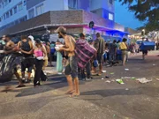 Dependentes químicos em cruzamento da Rua dos Protestantes com a Rua dos Gusmões, na Cracolândia