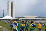 Bolsonaristas quebram bloqueio na Esplanada e sobem rampa do Congresso