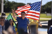 Bolsonaro ao lado da filha, Laura, em manifestação pró-governo