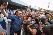 Presidente da República, Jair Bolsonaro, recebe os cumprimentos de populares durante chegada à cidade de Fortaleza