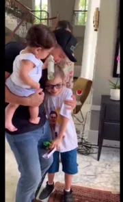 Isso porque João escolheu o cantor como tema de aniversário