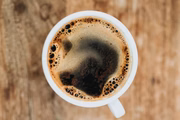 Especialistas indicam que é bom guardar o café na geladeira, num pote muito bem fechado e sem ser transparente, para evitar a incidência de luz, que acentua o processo de oxidação