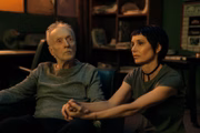 Assim como nos outros filmes, Jogos Mortais X conta com muitas cenas inteligentes e que vão trazendo referências à sequência do longa