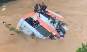 Nesse momento, o menino pula para o outro ônibus afundando no rio