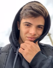 Ele é ator e cantor